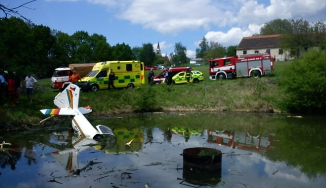 Letadlo spadlo do rybníka u Hosína