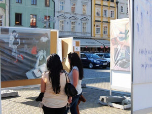 Studentské obrazy zdobí náměstí Přemysla Otakara II.