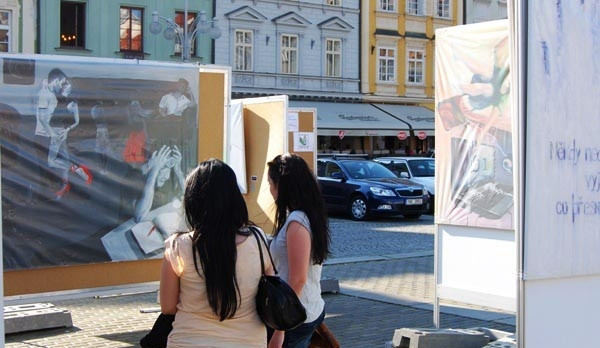 Studenti obdivují plátna na náměstí Přemysla Otakara II.