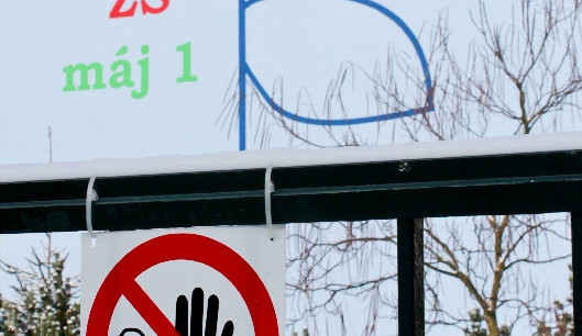 Jedna z mnoha cedulí zakazující vstup do areálu ZŠ Máj 1 při únorové sanaci azbestu