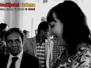 Vedoucí britského centra Ivana Šamalíková a indický velvyslanec Venkatesan Ashok