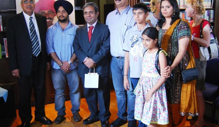 Fotka na památku s příchozí indickou rodinou