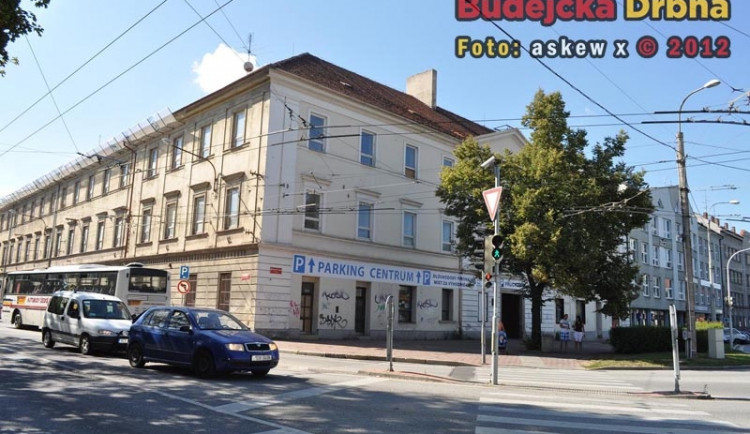 Ze Sadů už řidiči nezatočí směrem do Husovy třídy, protože tudy bude mezi 6. a 18. hodinou jezdit jen MHD