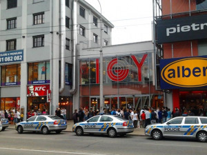 Z IGY bylo kvůli nahlášené bombě evakuováno 400 lidí