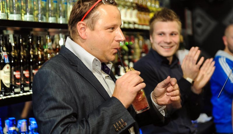 Majitel Paradoxu Miroslav Řehoř křtí nový cocktail, v pozadí autor projektu Budějcká Drbna Libor Matoušek mladší