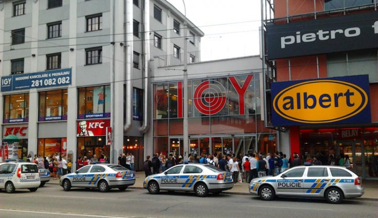 IGY centrum při evakuaci. Snímek byl pořízen kolem 19.40 hodin