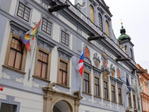 Auditoři dali radnici za tři a už padají pokuty