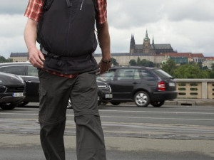 Markus Hermann vyrazil v pátek do Českých Budějovic pěšky z Prahy