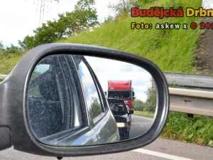 Silnice z Budějc na Hlubokou je uzavřena. Jaká je dopravní situace na objížďkách?