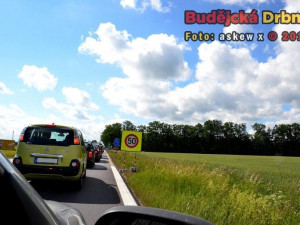 Silnice z Budějc na Hlubokou je uzavřena. Jaká je dopravní situace na objížďkách?