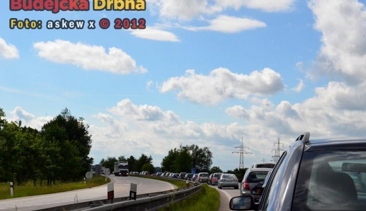 Na silnici z Českých Budějovic do Dasného se tvoří kolony