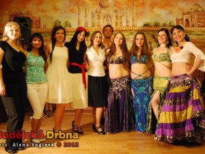 Část tanečnic vystupujících na Charitativní hafle