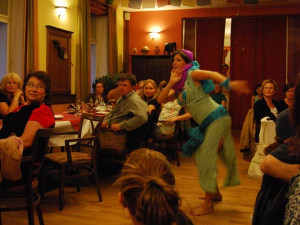 Sheyla tancuje na píseň o krásné dívce, která s každým flirtuje