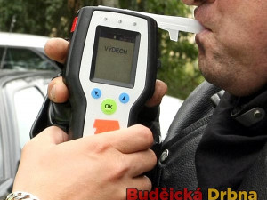 Opilý muž usedl za volant, nadýchal 1,6 promile