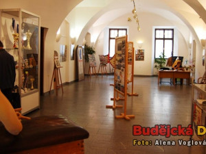 Výstava je nainstalována v radniční výstavní síni