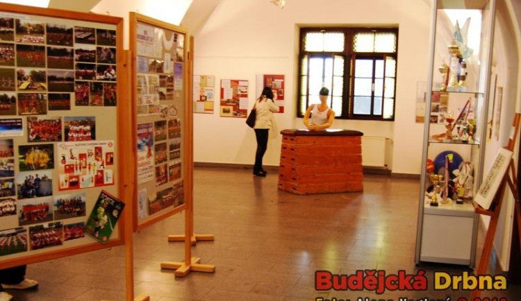 Výstava se nachází v krásných prostorách radnice