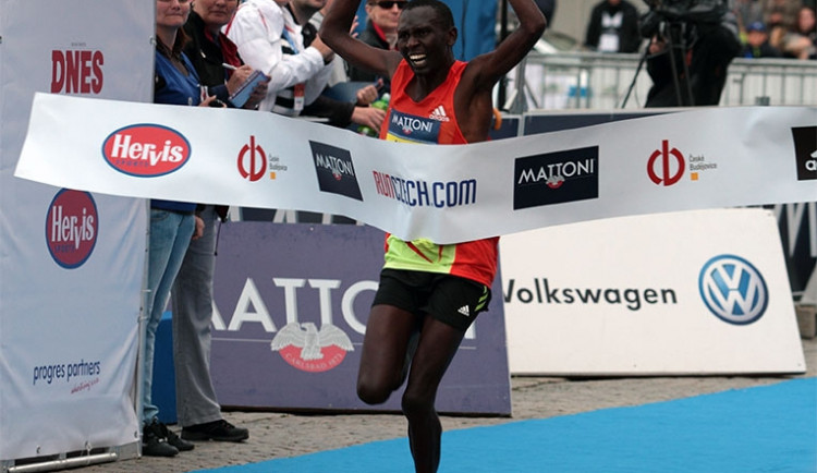 Keňan Daniel Chebii protíná cílovou pásku