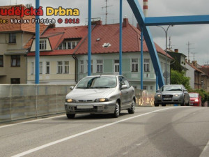 Po Modrém mostě opět můžou jezdit osobní automobily