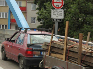 Řidiči aut už jezdí přes Modrý most bez obav