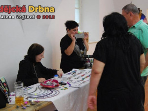 Andrea Váchová se se svými šperky z kroužků ukryla do muzea