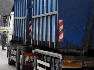 Převrácený kamion blokuje dopravu na Českobudějovicku