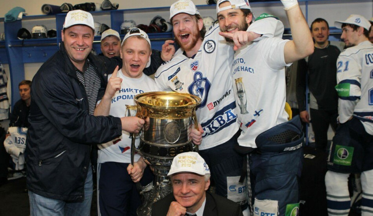 Filip Novák (druhý zprava, v objetí se Slovákem Dominikem Graňákem) představí Gagarinův pohár svým fanouškům v Budějcích