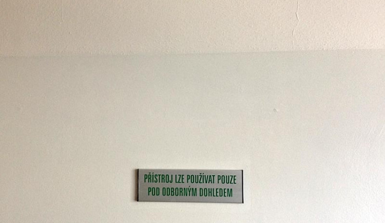 Cedulku nepřehlédnete, pouze ten přístroj je neviditelný