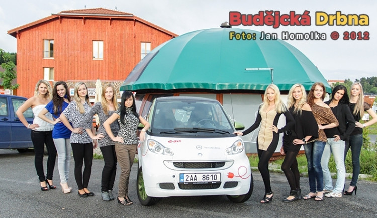 Finalistky soutěže Maturantka Roku 2012 s elektromobilem od společnosti E.ON