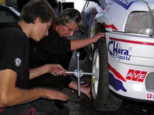 Před pěti lety jako mechanik rallyeového jezdce Jana Jinderleho (v popředí)