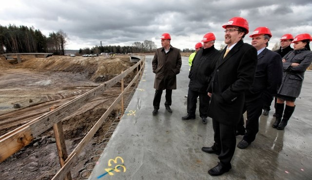 Ministr dopravy Pavel Dobeš (v popředí) na stavbě dálnice D3