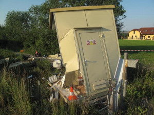 Následky nedělního střetu rychlíku z Rakouska s osobním vozidlem Ford Mondeo v Rožnově