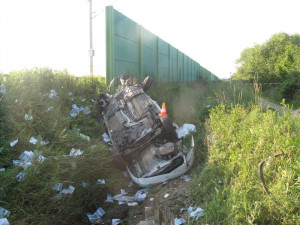 Následky nedělního střetu rychlíku z Rakouska s osobním vozidlem Ford Mondeo v Rožnově