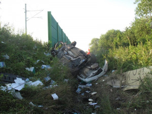 Následky nedělního střetu rychlíku z Rakouska s osobním vozidlem Ford Mondeo v Rožnově