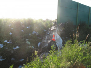 Následky nedělního střetu rychlíku z Rakouska s osobním vozidlem Ford Mondeo v Rožnově