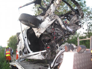 Následky nedělního střetu rychlíku z Rakouska s osobním vozidlem Ford Mondeo v Rožnově