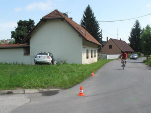 Škoda Octavia narazila na Hluboké do domu