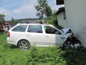 Škoda Octavia narazila do domu, řidič je těžce zraněn