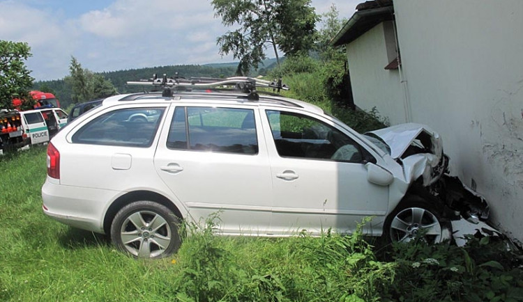 Škoda Octavia narazila na Hluboké do domu