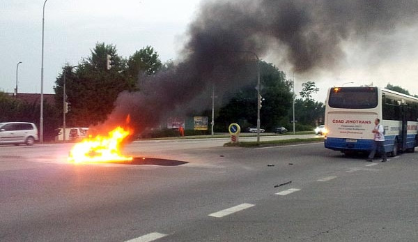 Hořící motorka po střetu s automobilem