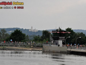 Voda přetékala přes jez Vltavy a valila se na domy