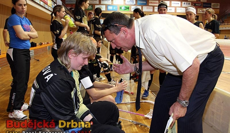 Kouč FBC United Ivan Janoušek při rozmluvě s gólmankou Kristýnou Petržalovou při letošní kvalifikaci o extraligu