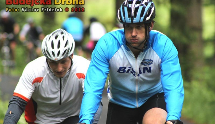 Martin Podlešák (vpravo) míří do cíle, za ním také Tomáš Mertl