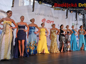Závěrečné defilé deseti finalistek soutěže Maturantka Roku 2012
