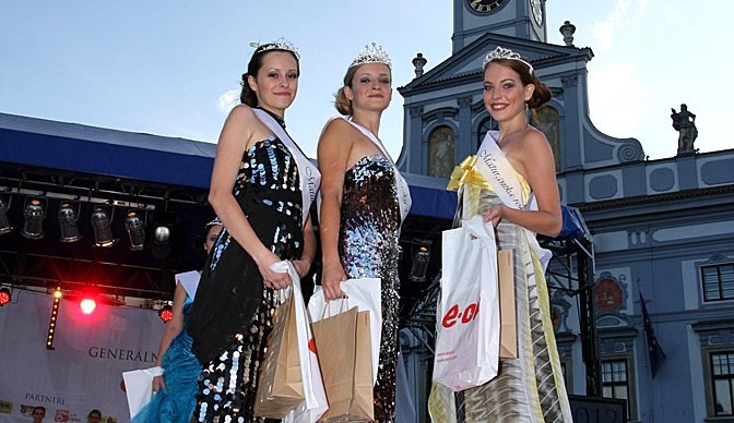 Tři nejkrásnější Maturantky Roku 2012 - uprostřed vítězka Gabriela Fialová, vpravo druhá Tereza Zunová a vlevo bronzová Michaela Jirásková