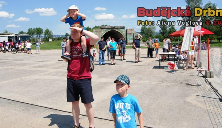Na správném dni otevřených dveří letiště jsou hlavy otočeny vzůru k nebesům