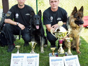 Služební psi při kynologických závodech uspěli