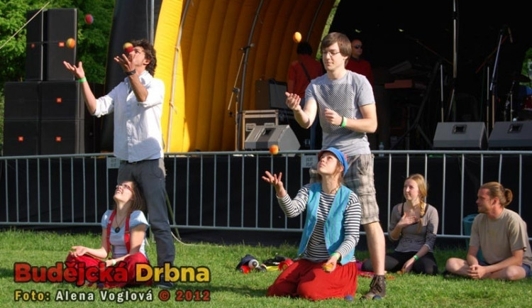 Kejklířské vystoupení na Sokolském ostrově