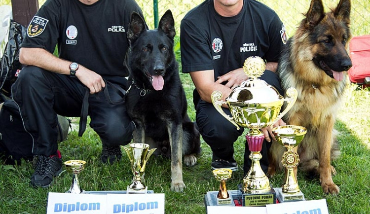 Kynologové M. Petrásek a M. Janeček (zleva) se svými psy