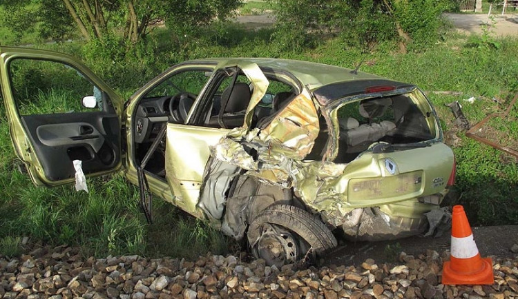 Renault Clio srazil vlak