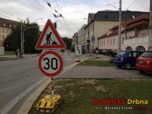 Stavba nové zastávky sebrala řidičům jeden jízdní pruh